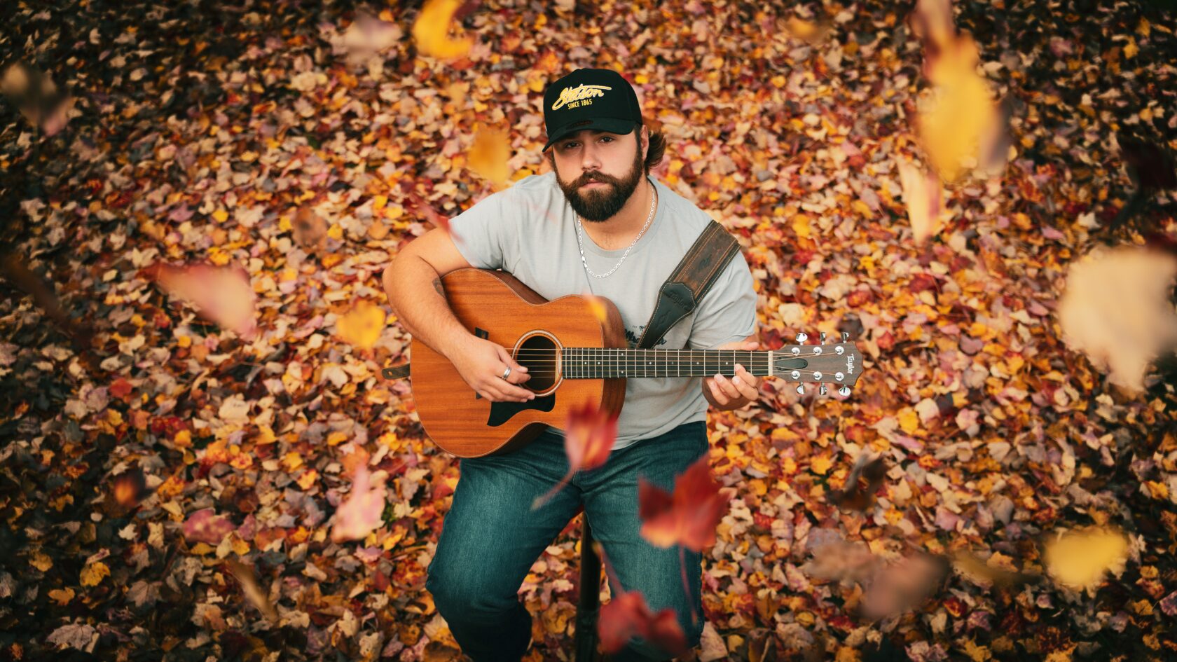 Arpin Lépine avec sa guitare, automne