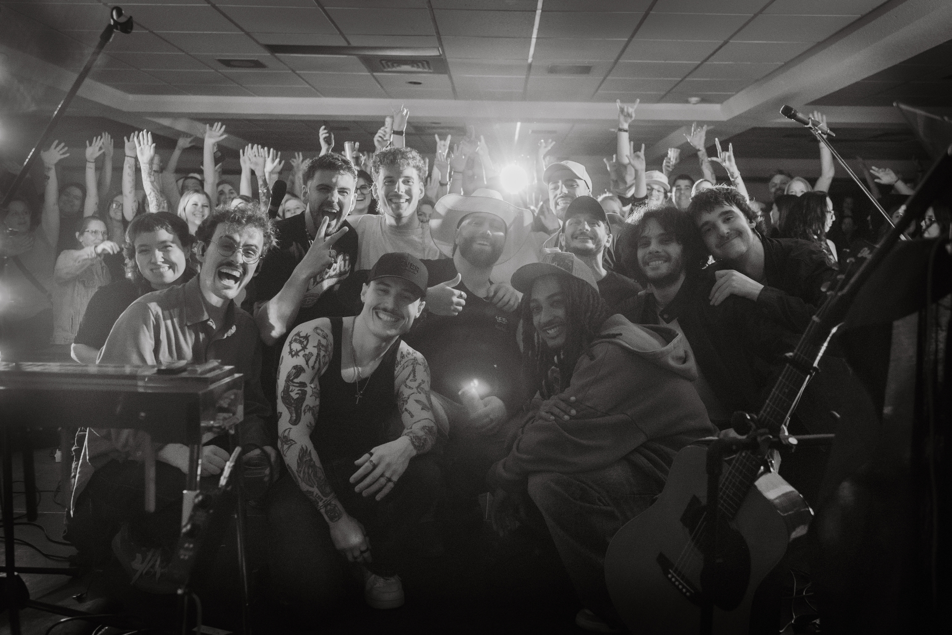 Arpin Lépine et le groupe avec la foule après un spectacle