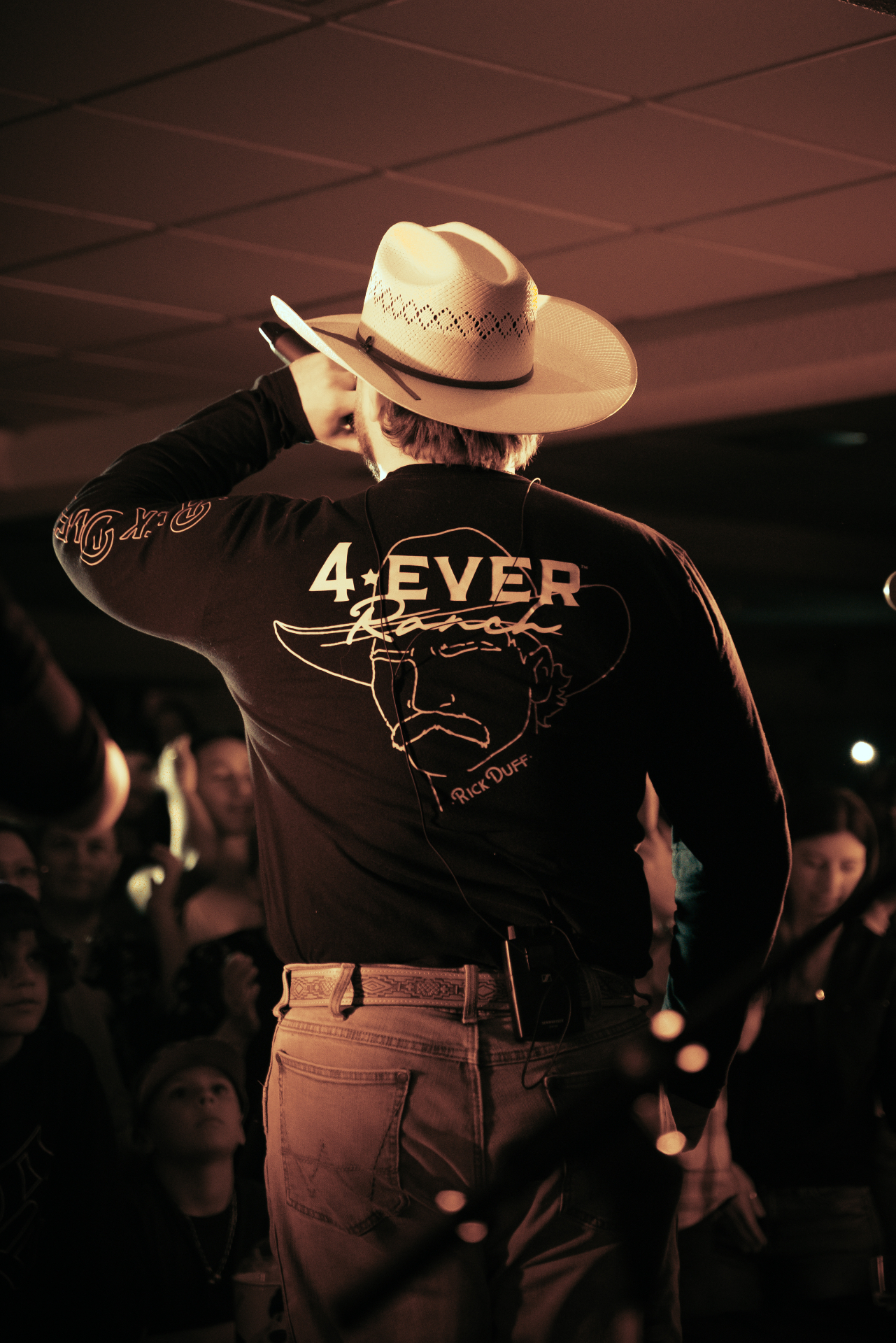 Arpin Lépine sur scène avec son chapeau de cowboy